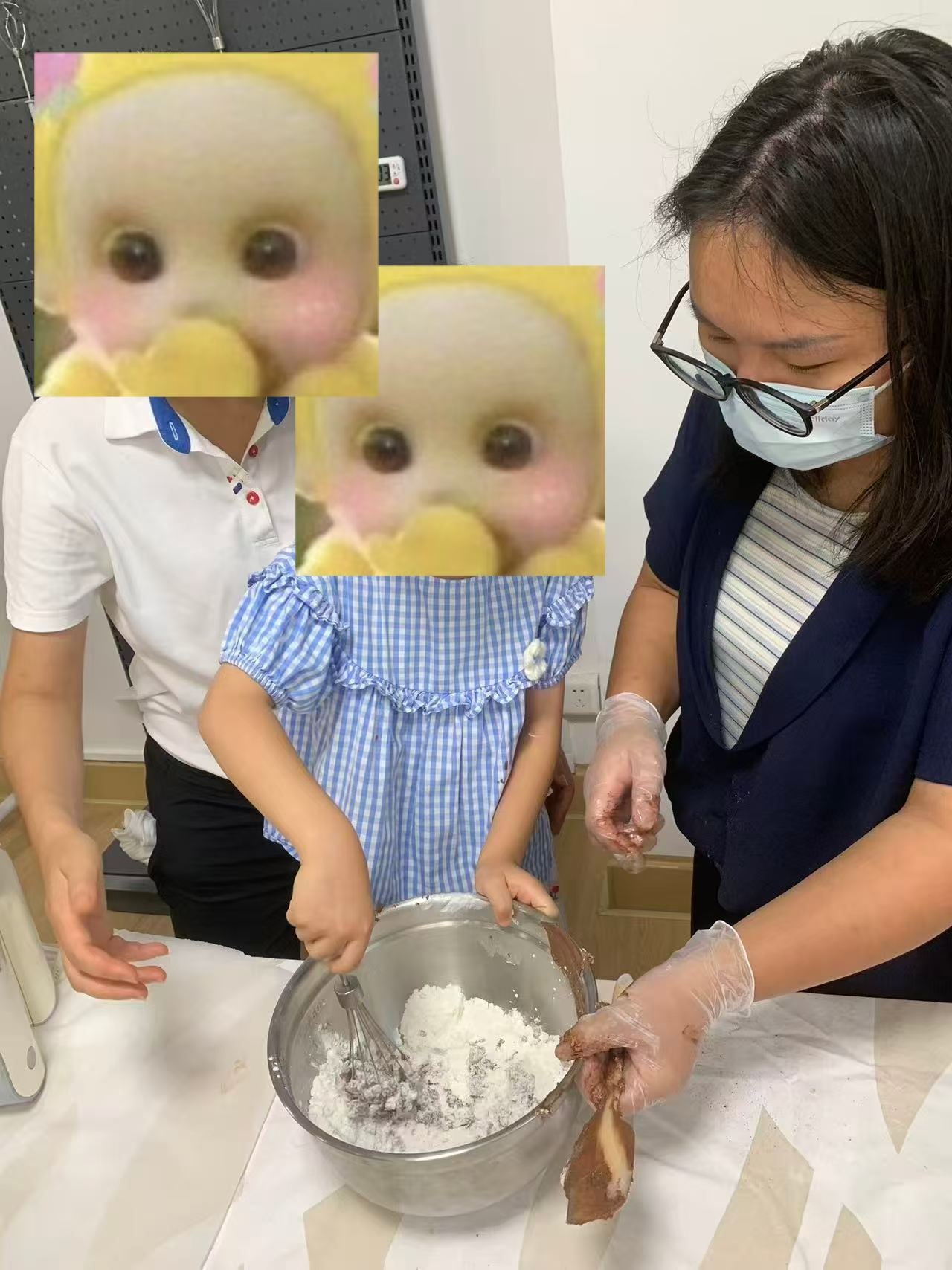 孩子在烘焙兴趣班中练习搅拌材料