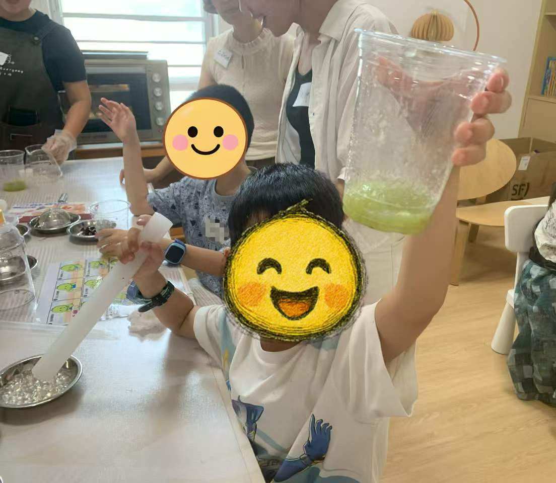 孩子在烘焙活动中完成操作步骤